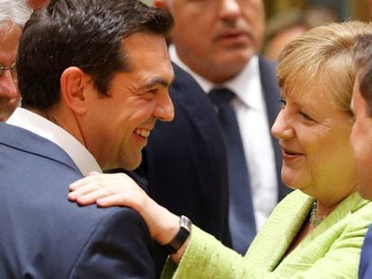 El primer ministro griego Alexis Tsipras saluda a la canciller alemana, &Aacute;ngela Merkel.