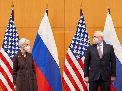 La vicesecretaria de Estado de Estados Unidos, Wendy Sherman, y el viceministro de Asuntos Exteriores de Rusia, Serguéi Riabkov, asisten a conversaciones sobre seguridad en la Misión de Estados Unidos en Ginebra (Suiza), el 10 de enero de 2022.