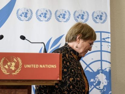 La Alta Comisionada de las Naciones Unidas para los Derechos Humanos, Michelle Bachelet, se retira luego de hablar ante la prensa en la apertura de la 50ª sesión del Consejo de Derechos Humanos de la ONU, en Ginebra el 13 de junio de 2022.