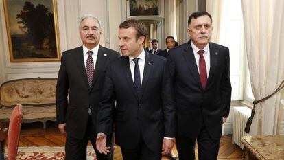 Macron (c); al-Sarraj (d), y el mariscal Jalifa Hafter, durante su reuni&oacute;n de este martes en Par&iacute;s 