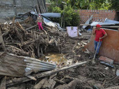 Habitantes de Mocoa sobre las ruinas de una de las decenas de casas destruidas tras la avalancha el pasado 1 de abril.