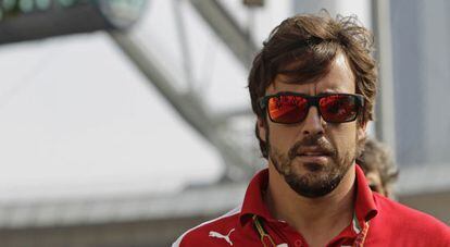 Alonso llega al paddock, en Singapur.