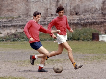 Pier Paolo Pasolini juega al fútbol a las afueras de Roma en 1971.