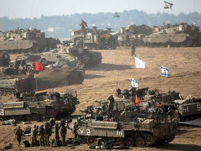 Tanques israelíes en la zona de despliegue cerca de la frontera de Israel con la Franja de Gaza.