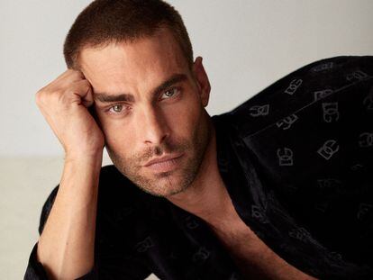 Jon Kortajarena posa en exclusiva para ICON y viste Dolce&Gabbana.