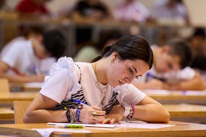 Una estudiante realiza las pruebas extraordinarias de la Evaluación de Acceso a la Universidad (EvAU) en el distrito universitario de Castilla-La Mancha en Talavera de la Reina, el 4 de julio.
