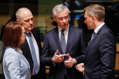 In the center, French Finance Minister Bruno Le Maire speaks with his German counterpart Christian Lindner (right).
