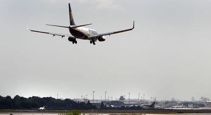 Avión de Ryanair aterrizando en el aeropuerto de Manises (Valencia).