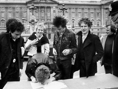 Sex Pistols firma en junio de 1977 un contrato discográfico en la calle, a las puertas del Buckingham Palace en Londres. De izquierda a derecha, Johnny Rotten (voz), Steve Jones (guitarra, firmando), Paul Cook (batería), Syd Vicious (bajo) y el cerebro de todo, el mánager Malcolm McLaren.