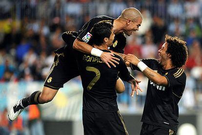 Pepe y Marcelo felicitan a Cristiano tras un gol.