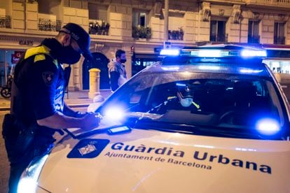 Una patrulla de la Guardia Urbana de Barcelona, en una fotografía de archivo.