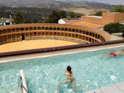 Turistas en la piscina de un hotel en Ronda (Málaga)