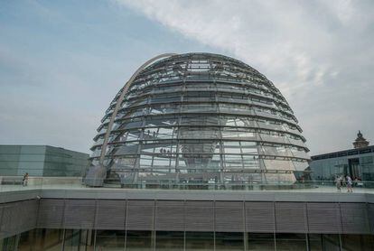 El Parlament alemany, el Reichstag, a Berlín, dissenyat per l'arquitecte Norman Foster.