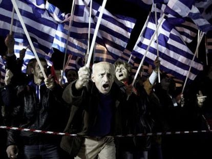 Partidarios de Aurora Dorada se manifiestan en Atenas el 30 de noviembre.