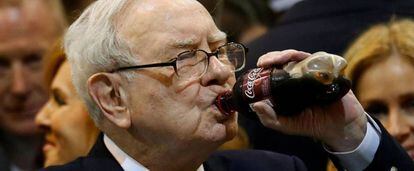 El inversor Warren Buffett, bebiendo de una botella de Coca Cola, durante la convención anual del holding Berkshire Hathaway.