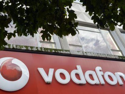 Logotipo de Vodafone en un edificio en Londres