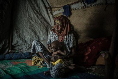Laraba cría desde hace meses a Kubi, su nieto. La madre de Kubi murió hace meses y, desde entonces, el bebé padece malnutrición severa.