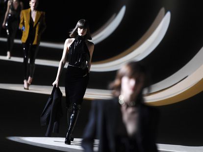 Desfile de Anthony Vaccarello para Yves Saint Laurent, este martes en París.