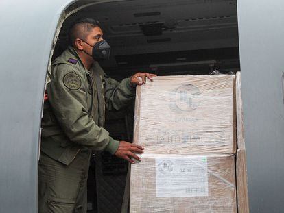 Un integrante del Ejército mexicano alistando el cargamento de vacunas en el Aeropuerto Internacional de la Ciudad de México.