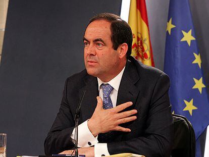 José Bono, ministro de Defensa, en la rueda de prensa posterior al Consejo de Ministros.