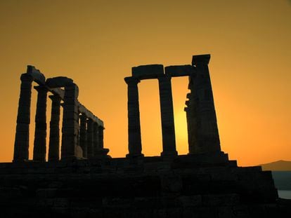 Atardecer en el antiguo templo griego en el cabo Sunio (Grecia).