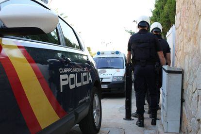 Polic&iacute;as nacionales durante una detenci&oacute;n, en una imagen de archivo.