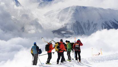 Equipos de rescate, este domingo tras la avalancha en los Alpes suizos.