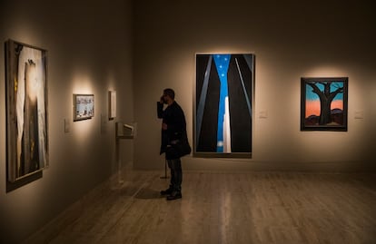 Exposición de Georgia O´Keeffe en el Museo Thyssen-Bornemisza, en Madrid. En la imagen, 'Sin título (Noche en la ciudad)' y 'El castaño. Gris'.