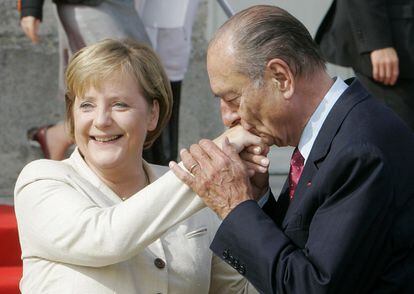 El presidente francés, Jacques Chirac, besa la mano de la canciller alemana durante un encuentro en Compiègne (Francia), en septiembre de 2006.