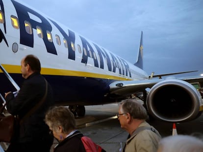 Un grupo de pasajeros sube a un vuelo de Ryanair en el aeropuerto de Stansted, Londres.