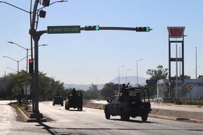 Elementos del Ejército mexicano patrullan las calles de Culiacán.