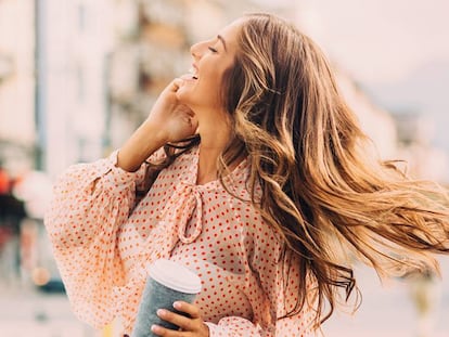 Evitar la caída del cabello o mantenerlo bonito y sano es posible con este producto. GETTY IMAGES.