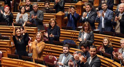 Diputados portugueses aplauden la aprobación de la ley que permite adoptar a las parejas gais.