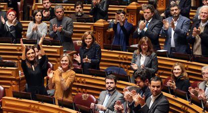 Diputados portugueses aplauden la aprobaci&oacute;n de la ley que permite adoptar a las parejas gais.