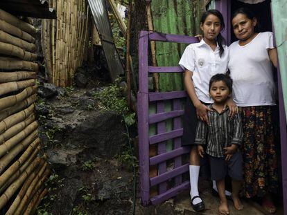 Carolina Silva G&oacute;mez, su madre Jes&uacute;s y su sobrino Efra&iacute;n viven en La Libertad, El Salvador
