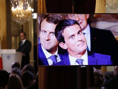 Emmanuel Macron (izquierda) y Manuel Valls (centro), en una rueda de prensa en París (2014). 