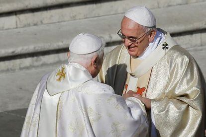 El papa Francesc i Benet XVI se saluden en la beatificació de Pau VI.