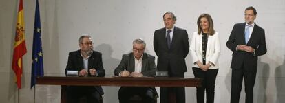 Los secretarios generales de UGT y CC OO, Cándido Méndez e Ignacio Fernández Toxo; el presidente de CEOE Juan Rosell; la ministra de Empleo, Fátima Báñez y el presidente del Gobierno, Mariano Rajoy.