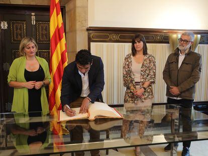 Alba Vergés (a la izquierda), en el recibimiento al presidente de la Cámara de Representantes de Colombia, David Racero. A la derecha, la secretaria segunda del Parlament, Aurora Madaula, y el secretario tercero, Carles Riera.