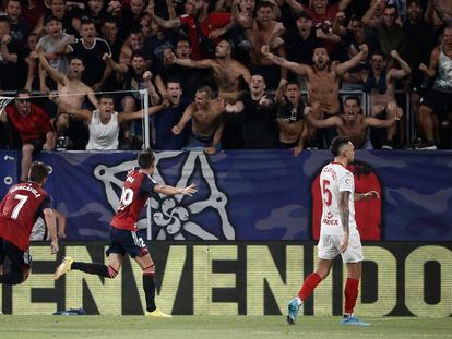 El delantero de Osasuna Aimar Oroz (segundo por la izquierda) celebra su gol ante el Sevilla en la primera jornada de Liga.