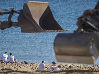 Reconstrucció de les platges de litoral barceloní després del pas de la borrasca Glòria.