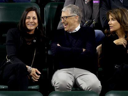 Paula Hurd (a la izquierda) y Bill Gates (en el centro), en la grada, durante la celebración del Open de Indian Wells, en marzo de 2022.