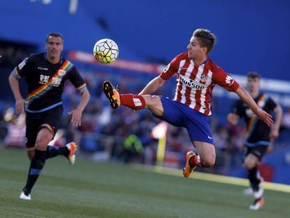 Luciano Vietto del Atlético de Madrid intenta controlar el balón.