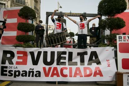 Miembros de La revuelta de la España Vaciada, tocan un bombo en un acto simbólico frente al Congreso de los Diputados.