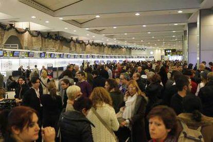 Colas de pasajeros ante los mostradores de Barajas tras la cancelación de vuelos por el conflicto con los controladores.