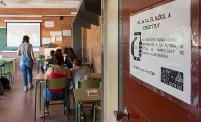 Cartel en una de las aulas del centro de educación secundaria Torre Vicens, en Lleida, en el que se puede leer "no os hace falta el móvil en el instituto".