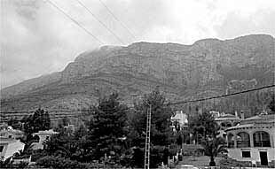 El Montgó, visto desde las urbanizaciones de su alrededor.