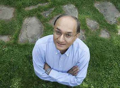 El físico Sajeev John, en el curso sobre nanofotónica y óptica celebrado en Miraflores de la Sierra (Madrid).