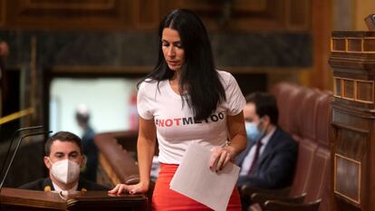 La diputada de Vox Carla Toscano lleva una camiseta en el Parlamento en la que se puede leer "NOT ME TOO", como muestra de su oposición al movimiento feminista, el 14 de octubre de 2021.