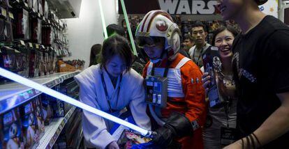 Fans compran objetos de la película Star Wars en Hong Kong.